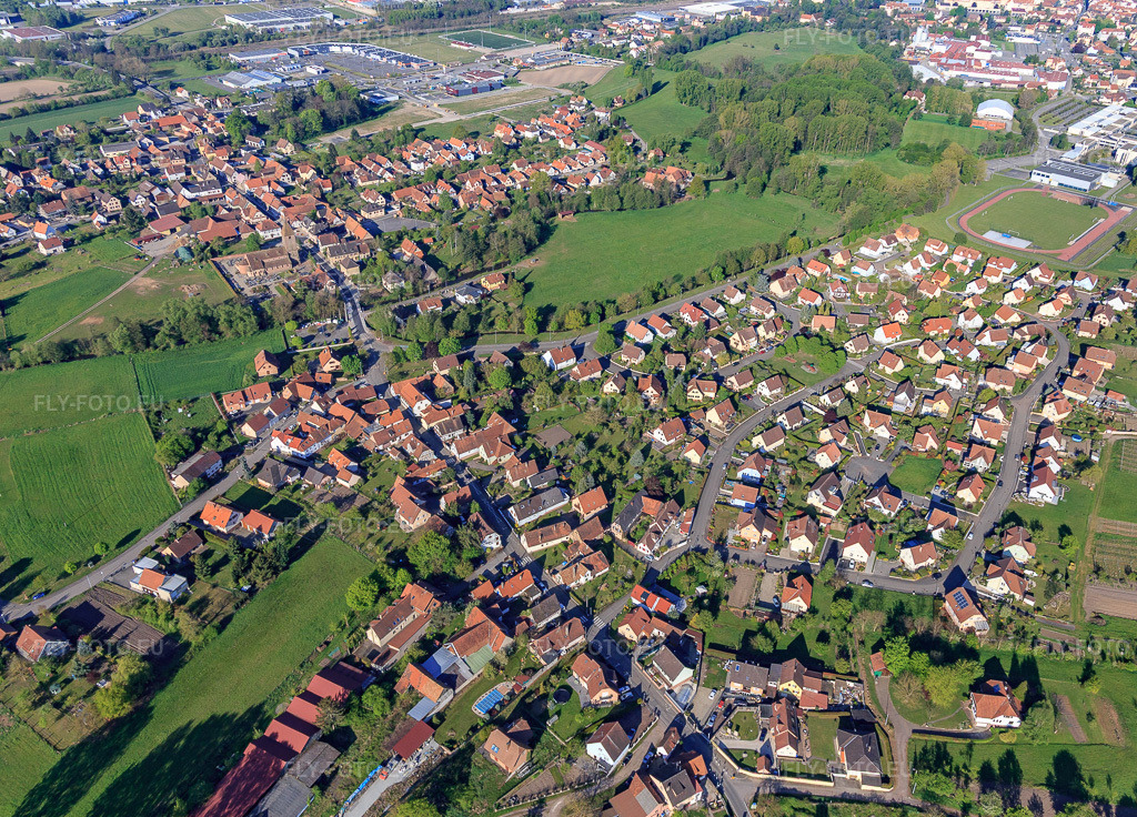 Vue aérienne: Vue de la ville depuis le nord-est à le quartier Altenstadt in Wissembourg dans le département Bas Rhin, France – .Photo: IMG_099276.jpg prise le 30/04/2017 par Werner Riehm/FLY-FOTO.eu – Résolution de l'original: 4823 x 3465 px