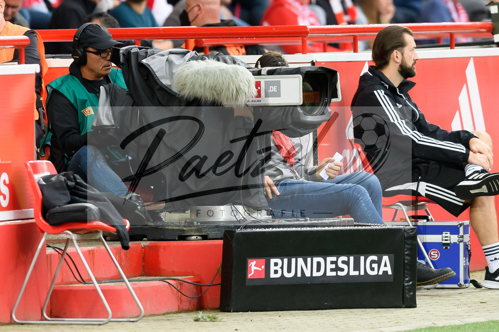FCUBMG20210829_247 | Fussball, Herren: . Eine TV-Kamera beim Spiel der 1. Bundesliga zwischen 1. FC Union Berlin und Borussia Moenchengladbach im Stadion An der Alten Foersterei am 29.08.2021 in Berlin, Deutschland. - Realisiert mit Pictrs.com