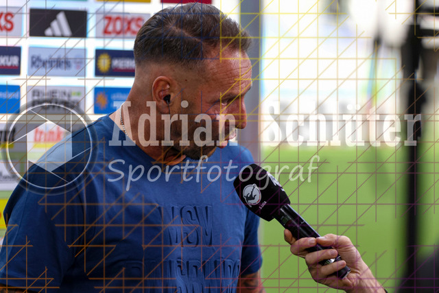 MSV Duisburg vs VfB Stuttgart II - 3. Liga | Duisburg, Deutschland, 02.08.25:   Trainer Dietmar Hirsch (MSV Duisburg) im Interview waehrend des Spiels der 3. Liga MSV Duisburg vs VfB Stuttgart II in der schauinsland-reisen-arena(Foto von Brauer-Fotoagentur / Adrian Schlueter)