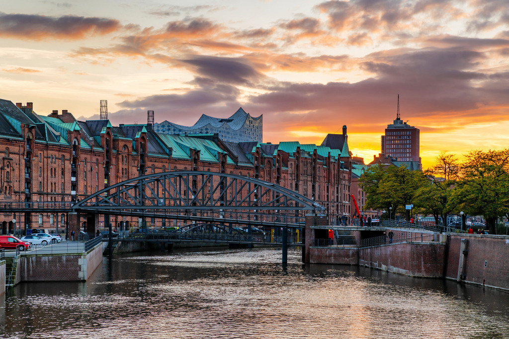 10221102 - Speicherstadt und Elbphilharmonie | Blick über den Zollkanal auf die Speicherstadt und die Elbphilharmonie im Abendrot.