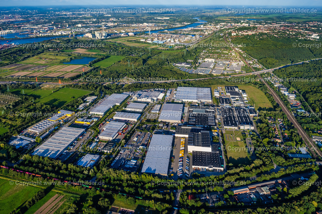 Hamburg_Hausbruch_Borstelbek_Gewerbegebiet_ELS_2869090823 | HAMBURG 09.08.2023 Gebäude und Produktionshallen auf dem Werksgelände im Ortsteil Hausbruch in Hamburg, Deutschland. Weiterführende Informationen bei: Kühne + Nagel (AG & Co.) KG,  tesa SE. // Building and production halls on the premises in the district Hausbruch in Hamburg, Germany. Further information at: Kuehne + Nagel (AG & Co.) KG,  tesa SE. Foto: Martin Elsen