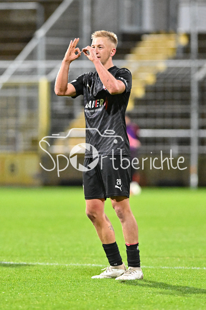 FC Bayern Amateure - TSV Buchbach | Jubel nach dem verwandelten Elfmeter zum 2-3 durch Tobias SZTAF (TSV Buchbach #28) / Freude / Happy / Tor / Torschuetze / Regionalliga Bayern: FC Bayern München II - TSV Buchbach, Gruenwalder Stadion am 27.09.2024
