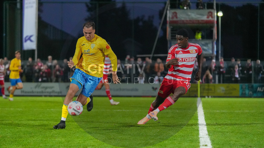 Fußball, Herren, Saison 2025/2026, Testspiel, Freundschaftsspiel, FSV 63 Luckenwalde vs. 1.FC Union Berlin, Mittwoch 08.10.2025, Werner-Seelenbinder-Stadion Luckenwalde, | Fußball, Herren, Saison 2025/2026, Testspiel, Freundschaftsspiel, FSV 63 Luckenwalde vs. 1.FC Union Berlin, Mittwoch 08.10.2025, Werner-Seelenbinder-Stadion Luckenwalde, Im Bild: Simon Gollnack (l. Luckenwalde) und Oluwaseun Ogbemudia (r. Union) - Realisiert mit Pictrs.com