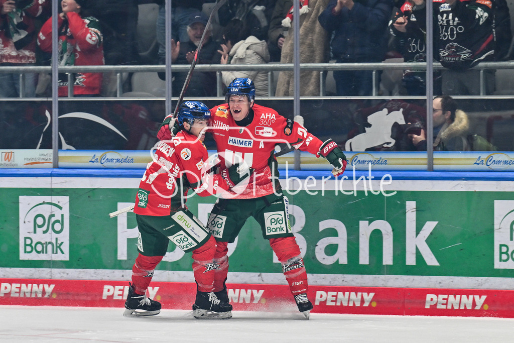 Augsburger Panther - Schwenninger Wild Wings | AUGSBURG, GERMANY - 02. JANUARY: Jubel der Panther nach dem Treffer zum 3-0 durch T. J. TREVELYAN (Augsburger Panther 24) / Tor / Torschuetze / Freude / Happy während dem Match zwischen den Augsburger Panthern und den Schwenninger Wild Wings am 35. Spieltag der Penny DEL im Curt Frenzel Stadion