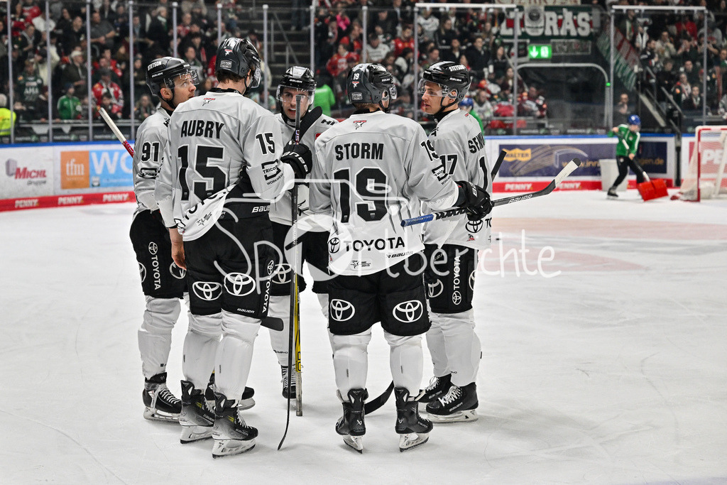 Augsburger Panther - Kölner Haie | Die Gaeste besprechen sich im Powerbreak / DEL: Augsburger Panther - Koelner Haie, Curt Frenzel Stadion am 02.03.2025