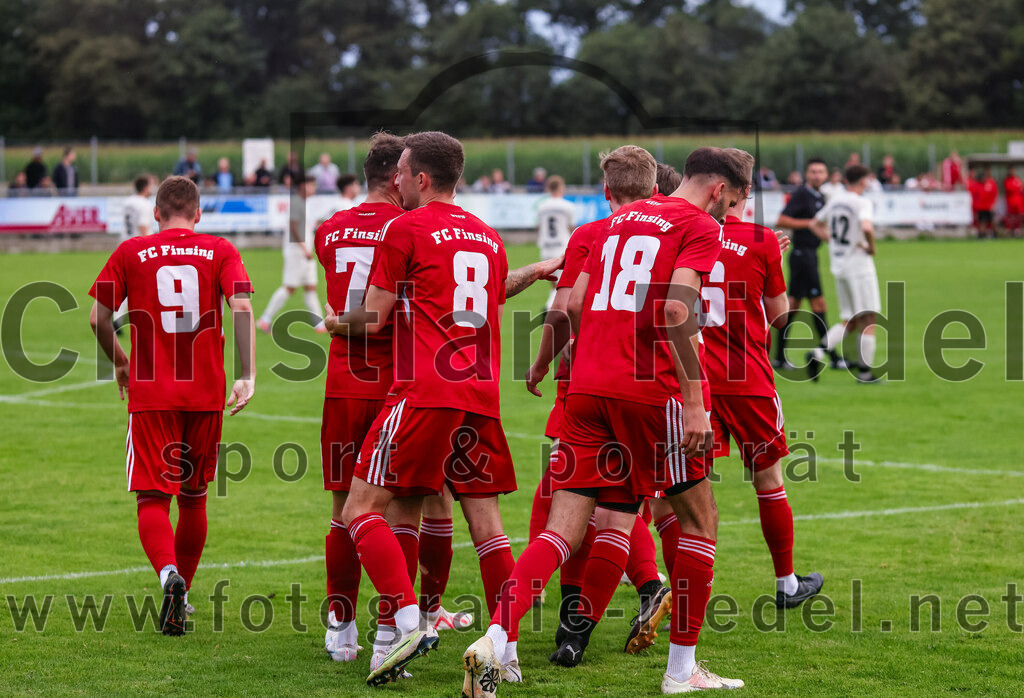 2023-08-04_007_SV_Walpertskirchen_gegen_FC_Finsing | Walpertskirchen, Deutschland, 04.08.2023:
Fußball, Kreisliga 2023 / 2024, 2. Spieltag, SV Walpertskirchen gegen FC Finsing, Endergebnis: 3:3

Jubel nach dem 1:2 durch Fabian Kövener (FC Finsing, #12)

Foto: Christian Riedel / fotografie-riedel.net