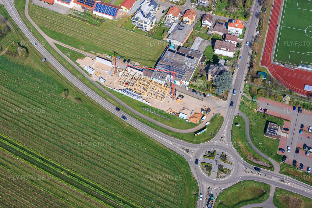 Luftbild: Neubaustelle der Blumeyer GmbH Bau- u. Möbeltischlerei in Maikammer im Bundesland Rheinland-Pfalz in Deutschland. – Foto: IMG_153473.jpg vom 23.03.2026 durch Werner Riehm/FLY-FOTO.de – Auflösung des Originals: 4917 x 3278 px – Bau- und Möbelschreinerei Blumeyer, Maikammer/Pfalz