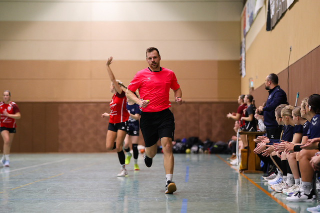 Handball I Damen I Saison 2025-2026 I Verbandsliga Süd I HSG Kalkberg 06 - MTV Dänischenhagen I 14.12.2025.22 | Steffen Lembrecht (Schiedsrichter) - Realisiert mit Pictrs.com