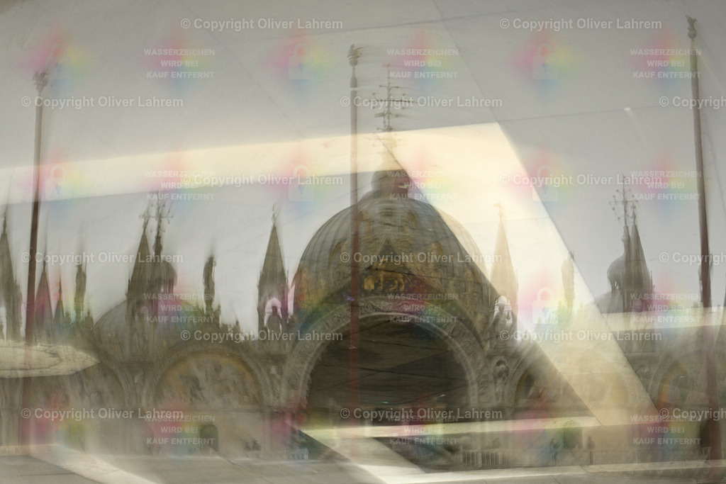 _D855324 | Der Markusdom spiegelt sich in einer Wasserlache auf dem Markusplatz