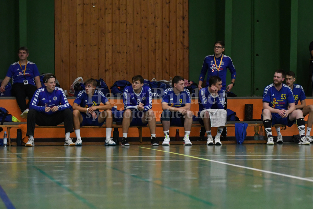 SSG Metten :  SG Moosburg   | enttäuschende Blicke bei der SSG Bank mit Florian Sedlmeier (Chef-Trainer SSG Metten)  - Realisiert mit Pictrs.com