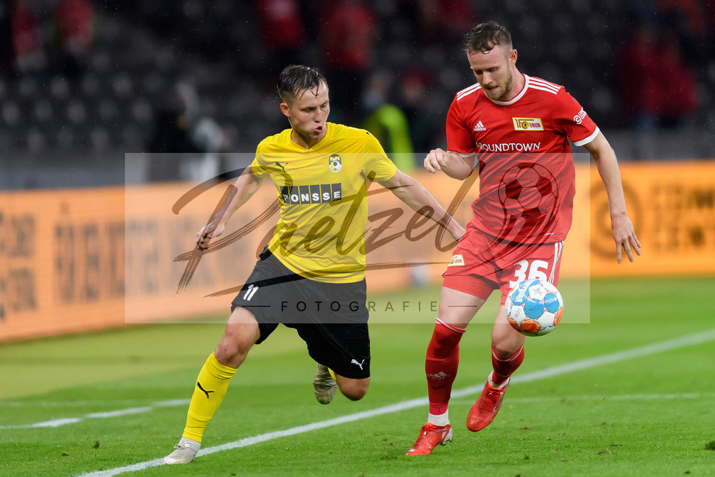 FCUKUO20210826_026 | Fussball, Herren: Janis Ikaunieks (Kuopion PS) und Cedric Teuchert (1.FC Union Berlin) im Zweikampf beim Spiel der UEFA Conference League zwischen 1. FC Union Berlin und Kuopion PS im Olympiastadion am 26.08.2021 in Berlin, Deutschland. - Realisiert mit Pictrs.com