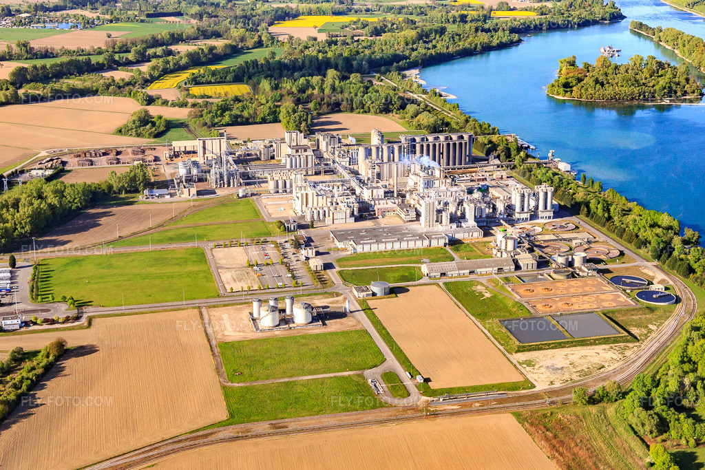 Aerial view: Chemical factory Roquette Frères on Lake Beinheim in Beinheim in the state Bas-Rhin, France. – Photo: IMG_099043.jpg taken on 04/23/2017 by Werner Riehm/FLY-FOTO.com – Resolution of the original: 5320 x 3547 px – Roquette: Turning Nature’s Potential into Life’s Essentials
