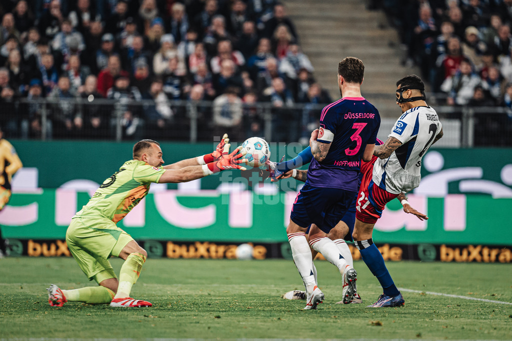 Fußball | Männer | Saison 2024/2025 | 2. Fußball-Bundesliga | 25. Spieltag | Hamburger SV vs. Fortuna Düsseldorf | 08.03.2025 | Florian Kastenmeier (#33, Fortuna Düsseldorf) links kann den Schuss von Davie Selke (#27, HSV) rechts abwehren