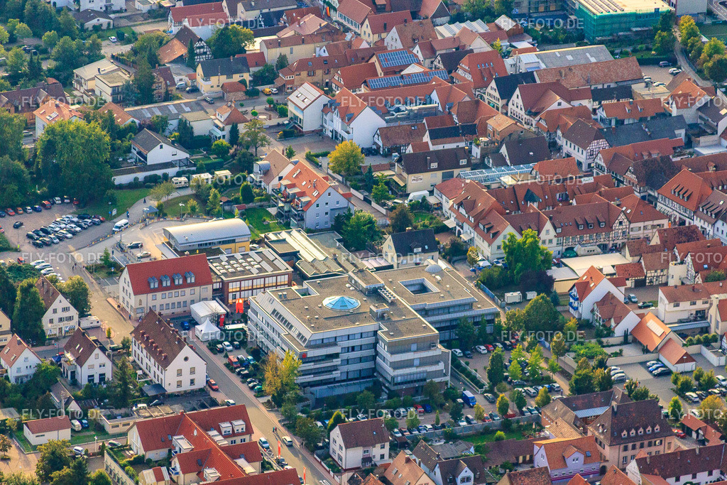 Stadtfest 2011 bei der Sparkasse | Luftbild: Stadtfest 2011 bei der Sparkasse in Kandel im Bundesland Rheinland-Pfalz in Deutschland. Foto: IMG_44976.jpg vom 03.09.2011 durch Werner Riehm/FLY-FOTO.de - Realisiert mit Pictrs.com