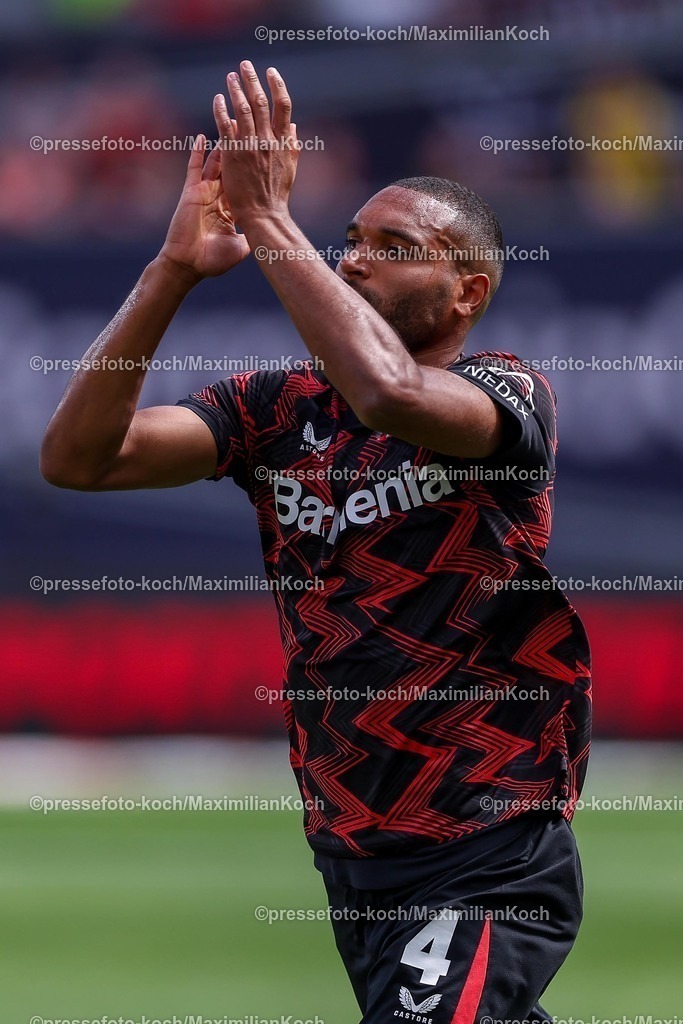 B0411052503354 | 11.05.2025, Fußball, Bayer 04 Leverkusen - Borussia Dortmund, 1. Fußball Bundesliga, 33. Spieltag, BayArena, Saison 2024 2025: Jonathan Tah (Bayer04 Leverkusen #4) Verabschiedung DFB regulations prohibit any use of photographs as image sequences and or quasi-video.
