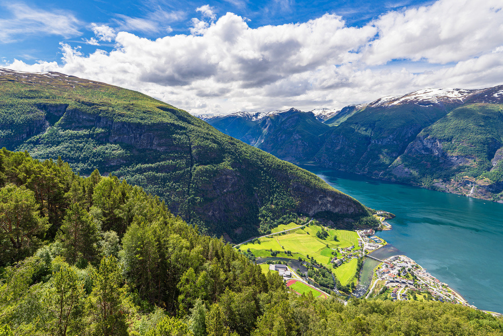 Blick vom Stegastein über den Aurlandsfjord in Norwegen | Blick vom Stegastein über den Aurlandsfjord in Norwegen.