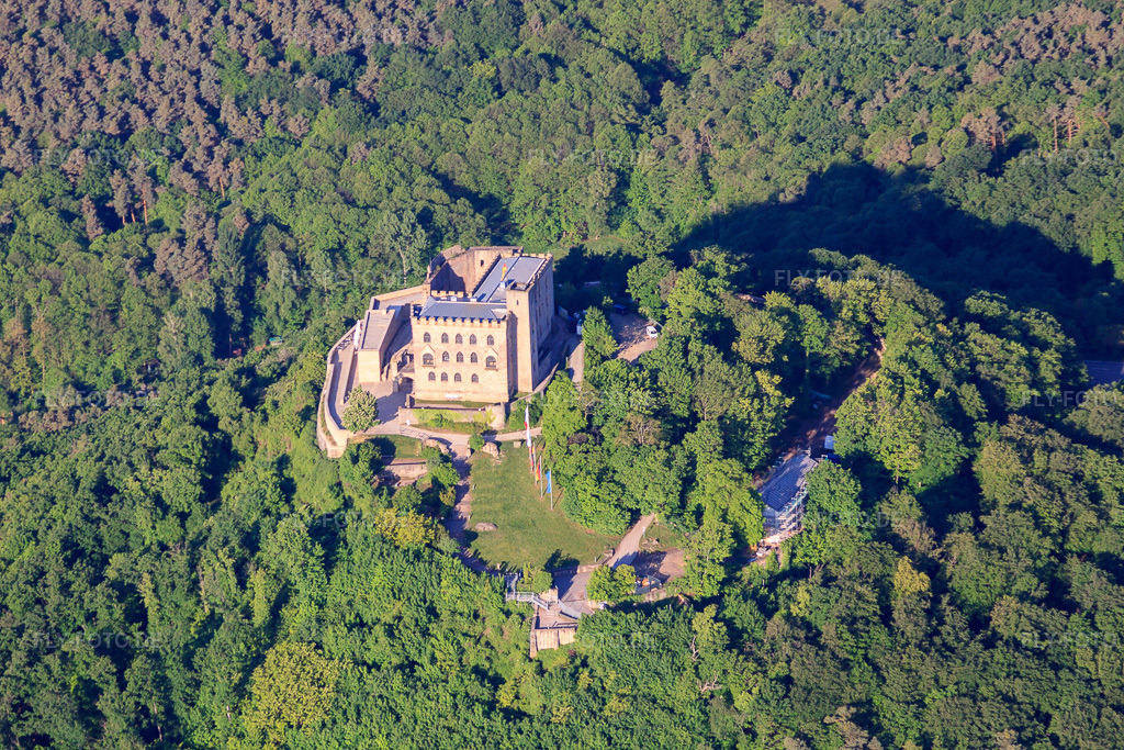 Luftbild: Hambacher Schloss aus Norden im Ortsteil Diedesfeld in Neustadt im Bundesland Rheinland-Pfalz in Deutschland. Foto: IMG_64690.jpg vom 04.05.2014 durch Werner Riehm/FLY-FOTO.deAuflösung des Originals: 4752 x 3168 px