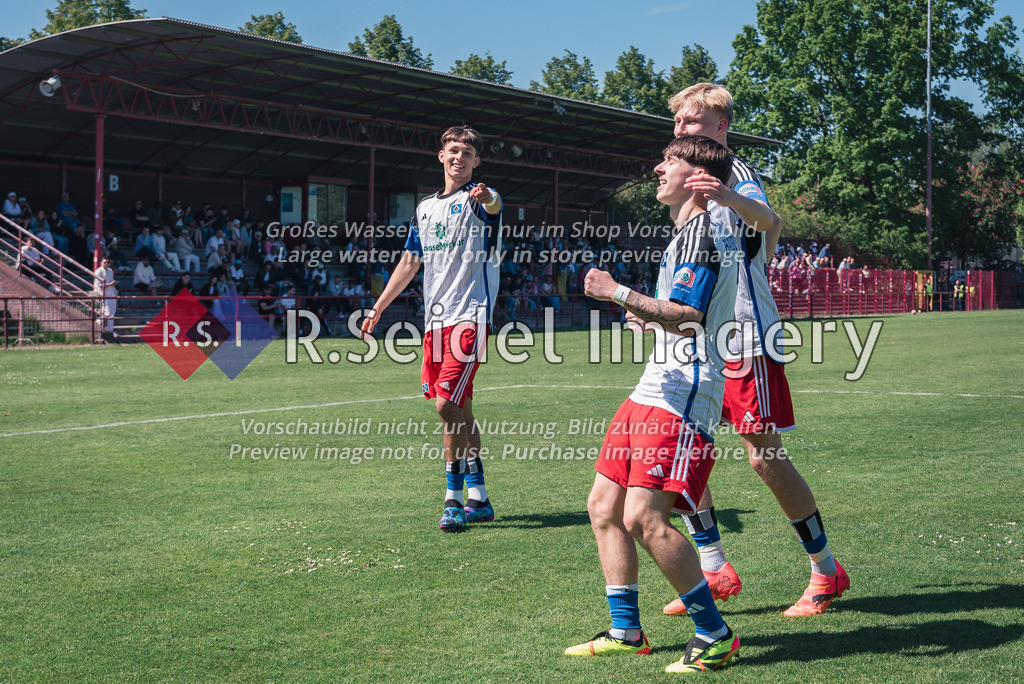 RS-1-047226 | v.l.: Otto Emerson Stange (#11, HSV), Dayo Richardt (#18, HSV), Davis Rath (#7, HSV, Torschütze) jubeln nach dem 2:0.