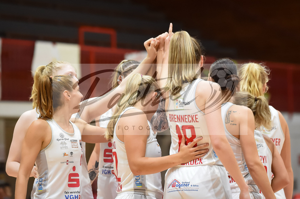 PANNOE20211010_009_1 | Basketball, Frauen: . Spieler der GiroLive-Panthers Osnabrueck bilden einen Teamkreis beim Spiel der Toyota DBBL zwischen GiroLive-Panthers Osnabrueck und Eigner Angels Noerdlingen im datos – home of the panthers am 10.10.2021 in Osnabrueck, Deutschland. - Realisiert mit Pictrs.com