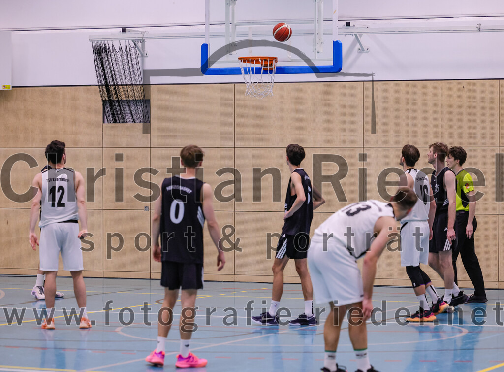 2026-01-31_086_TSV_Vaterstetten_gegen_TS_Herzogenaurach | Vaterstetten, Deutschland, 31.01.2026:Basketball, 2. Regionalliga Süd 2025 / 2026, 14. Spieltag, TSV Vaterstetten gegen TS Herzogenaurach, Endergebnis: 71:70Maximilian Metzger (TSV Vaterstetten, #12), K. Huber (TSV Vaterstetten, #13), Finn Liebig (TSV Vaterstetten, #10)Foto: Christian Riedel / fotografie-riedel.net