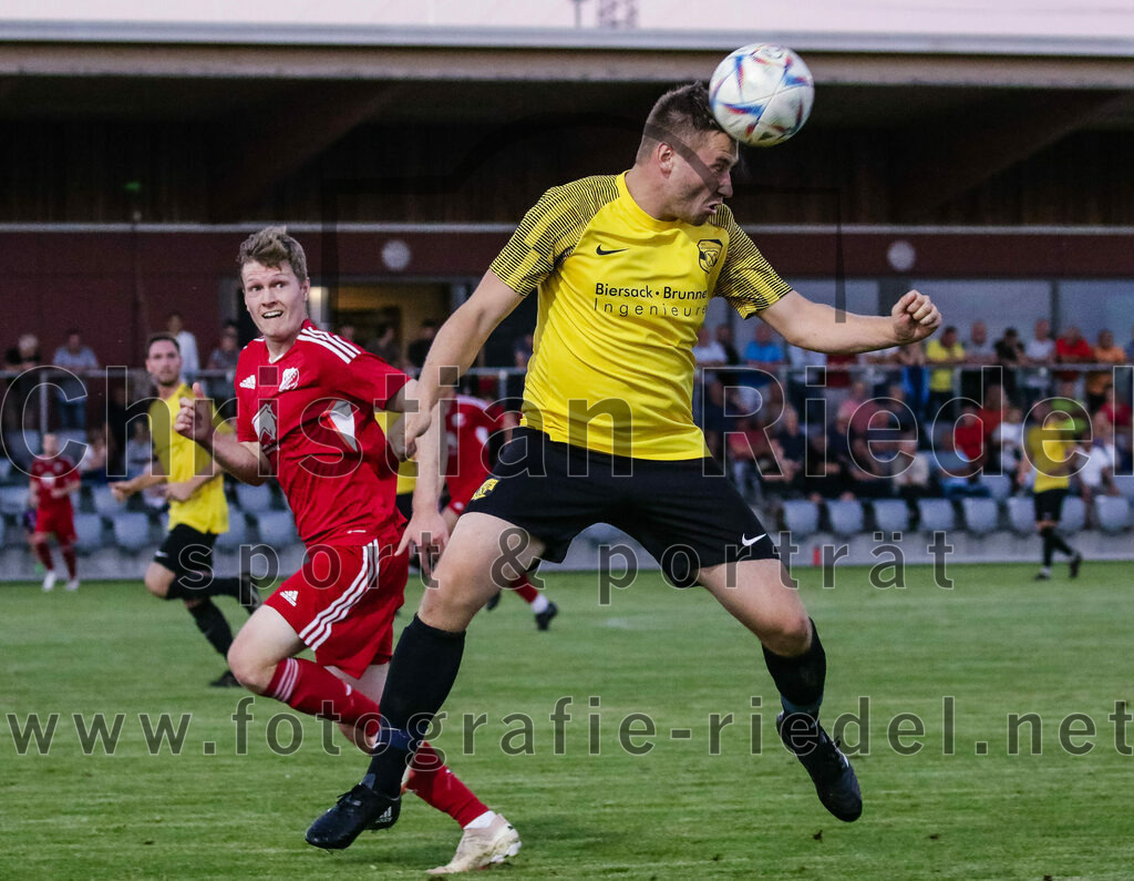 2023-09-07_096_FC_Finsing_gegen_FC_Moosinning_II | Finsing, Deutschland, 07.09.2023:
Fußball, Kreisliga 2023 / 2024, 8. Spieltag, FC Finsing gegen FC Moosinning II, Endergebnis: 3:0

Fabian Kövener (FC Finsing, #12), Georg Humplmair (FC Moosinning, #2)

Foto: Christian Riedel / fotografie-riedel.net