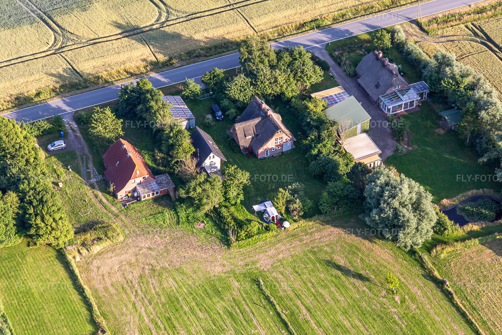 Luftbild: ehemalige Deichwärterhöfe an der Schülpersieler Straße in Wesselburenerkoog im Bundesland Schleswig-Holstein in Deutschland. Foto: IMG_0007333.jpg vom 10.07.2021 durch Werner Riehm/FLY-FOTO.de