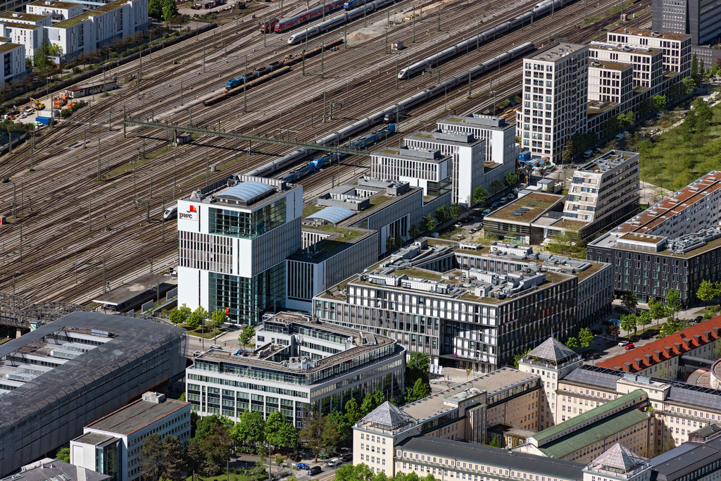 dr__0064151.jpg | MüNCHEN 29.04.2025 Wohn- und Geschäftshaus Viertel " Skygarden " am Arnulfpark an der Bernhard-Wicki-Straße im Ortsteil Maxvorstadt in München im Bundesland Bayern, Deutschland. Weiterführende Informationen bei: CA Immo Deutschland GmbH,  Hadi Teherani Architects GmbH,  OFB Projektentwicklung GmbH,  PWC PricewaterhouseCoopers GmbH,  Ranner Projektmanagement GmbH. // Residential and commercial building district " Skygarden " on Arnulfpark on street Bernhard-Wicki-Strasse in the district Maxvorstadt in Munich in the state Bavaria, Germany. Further information at: CA Immo Deutschland GmbH,  Hadi Teherani Architects GmbH,  OFB Projektentwicklung GmbH,  PWC PricewaterhouseCoopers GmbH,  Ranner Projektmanagement GmbH. Foto: Daniel Reiter