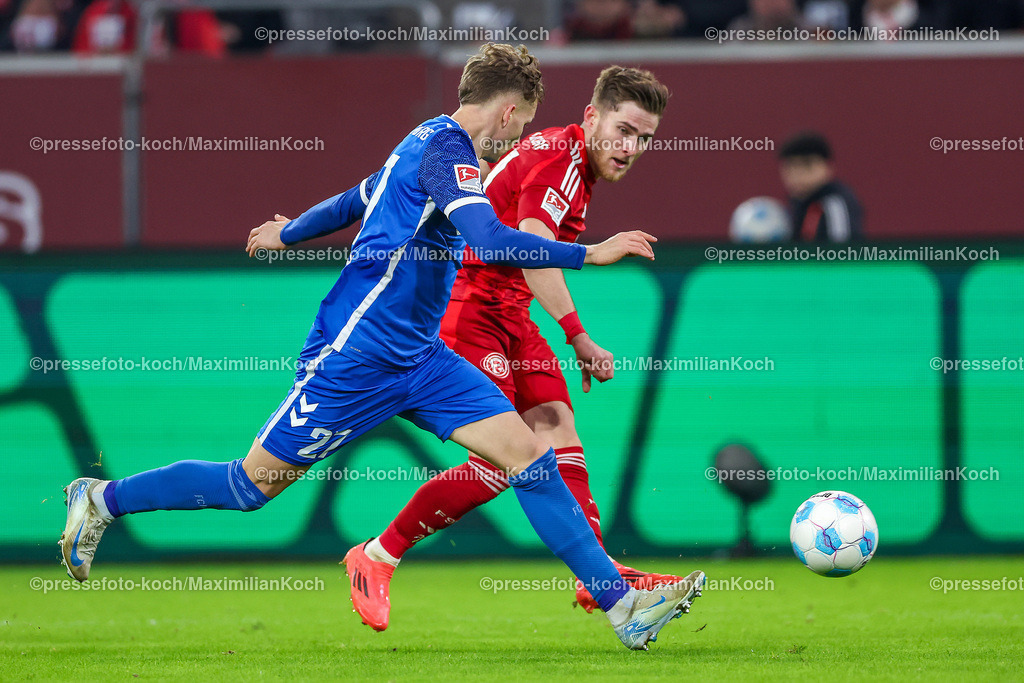 Due20122401083 | 20.12.2024, Fußball, Fortuna Düsseldorf - 1. FC Magdeburg, 2. Bundesliga, Merkur Spiel-Arena, Saison 2024 2025: Philipp Hercher (1.FC Magdeburg #27) im Zweikampf gegen Tim Rossmann (Fortuna Düsseldorf #21)DFB regulations prohibit any use of photographs as image sequences and or quasi-video.