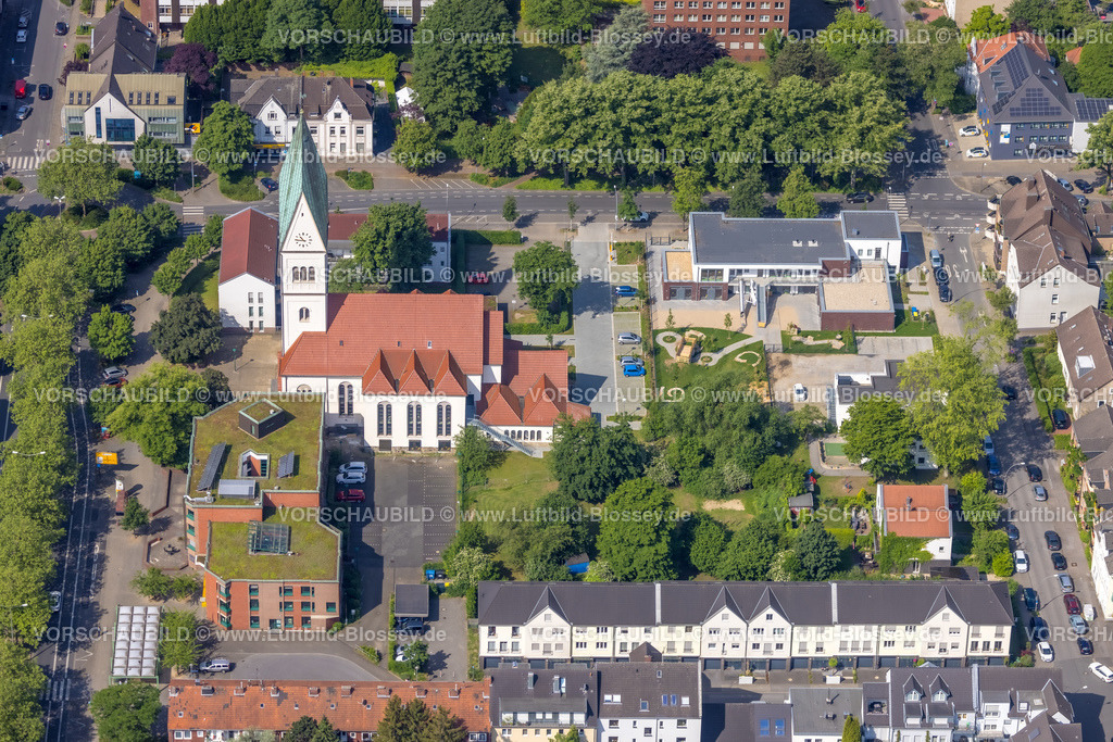 Gladbeck220501674 | Luftbild, Humboldtstraße und begrünter Mittelstreifen, evang.-luth. Christuskirche, Gladbeck, Ruhrgebiet, Nordrhein-Westfalen, Deutschland