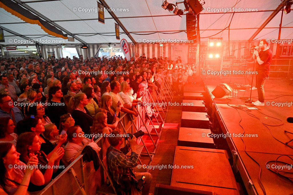 Schloss Eggenberg Josh_ 24.06.2023-39 | 24.06.2023, Eggenberg, AUT, Brauereifest 2023, im Bild Josh in Concert auf Schloss Eggenberg, Zuschauer, Besucher, Fans