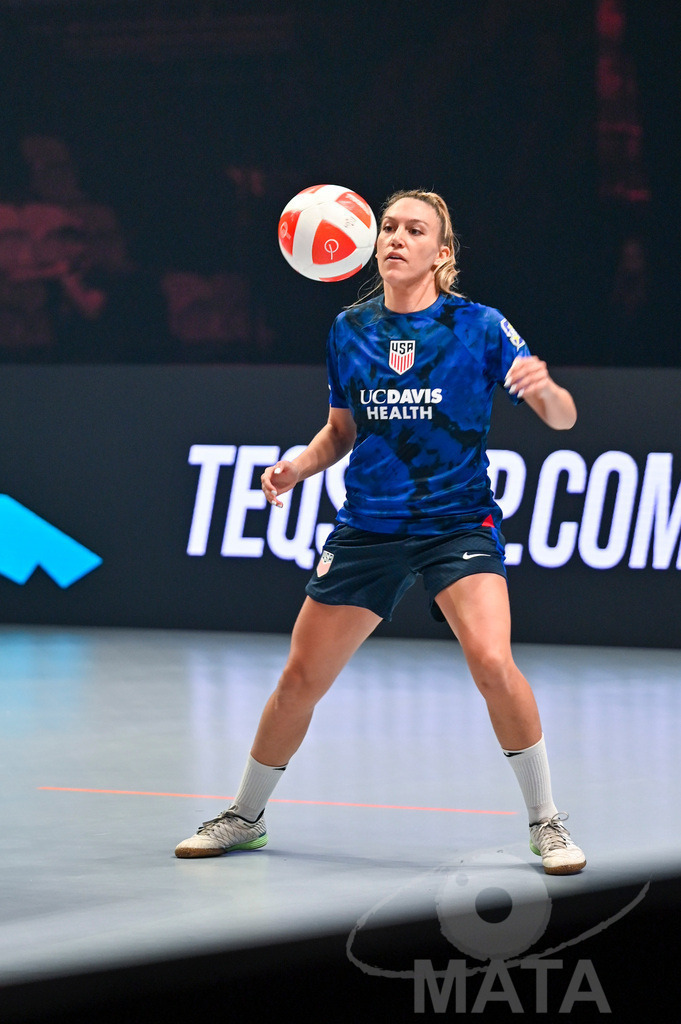 _DWI5626 | Carolyn Greco (USA) beim Frauen- Single Ungarn vs. USA bei der Teqball Weltmeisterschaft 2022 in der Kia Metropole Arena. Nürnberg, 27.11.2022 - Realisiert mit Pictrs.com