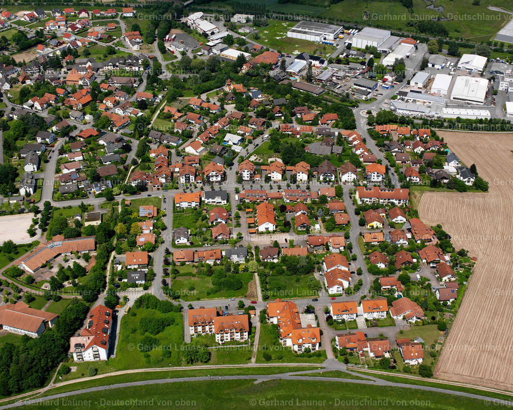 2626419 | WILLSTäTT 09.06.2006 Landwirtschaftliche Nutzflächen und Feldgrenzen  umsäumen das Siedlungsgebiet des Dorfes in Willstätt im Bundesland Baden-Württemberg, Deutschland // Agricultural land and field boundaries surround the settlement area of the village  in Willstätt in the state Baden-Wuerttemberg, Germany Foto: Gerhard Launer