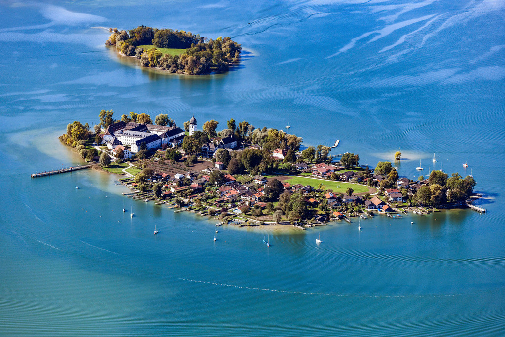 dr__0010661.jpg | GSTADT AM CHIEMSEE 27.09.2018 Insel Frauenchiemsee / Fraueninsel mit Gebäudekomplex der Benediktinerinnen-Abtei Frauenwörth im Chiemsee im Landkreis Rosenheim im Bundesland Bayern. // Insel Frauenchiemsee aka Fraueninsel with building complex of the Benedictine Abbey Frauenwoerth in the Chiemsee in the district of Rosenheim in the state of Bavaria. Foto: Daniel Reiter