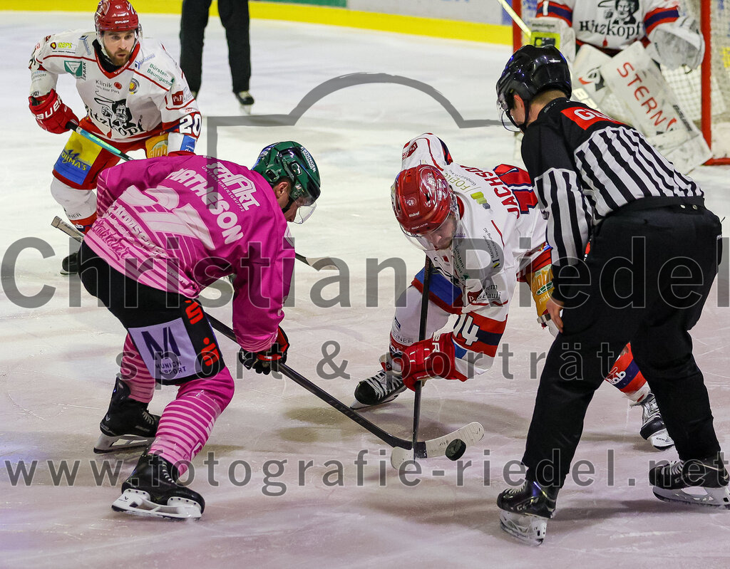 2025-10-24_135_TSV_Erding_gegen_Deggendorfer_SC | Erding, Deutschland, 24.10.2025:Eishockey, Oberliga Süd 2025 / 2026, 11. Spieltag, TSV Erding gegen Deggendorfer SC, Endergebnis: 2:4Thomas Matheson (Erding Gladiators, #37), Ty Jackson (Deggendorfer SC, #14)Foto: Christian Riedel / fotografie-riedel.net