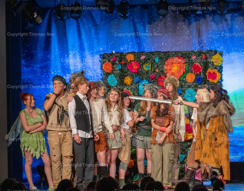 Nicht-Peter_Pan-36 | bbe, Bensheim, Goethegymnasium, "Nicht Peter Pan" , Schultheater, Peter ist wieder in Nimmerland bei den verlorenen Jungs, Noch will der mittlerweile erwachsene Peter  es nicht war haben dass er wirklich Peter Pan ist, ,, Bild: Thomas Neu