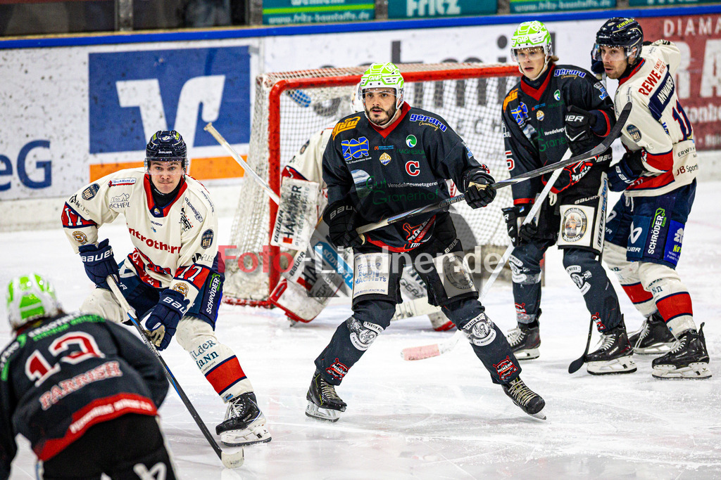 Peißenberg MINERS gegen VfE Ulm/Neu-Ulm DEVILS | Eishockey Bayernliga 2025/26 Vorrunde 24. Spieltag, Peißenberg MINERS gegen VfE Ulm/Neu-Ulm DEVILS, 20260104,Vor dem Tor,2026-01-04 in Peißenberg (flatbuy Arena Peißenberg), Joona SCHNEIDER (VfE Ulm/Neu-Ulm DEVILS 17), Martin LIDL (MINERS Kapitän 44)Copyright: WolfgangxLindner www.foto-lindner.de