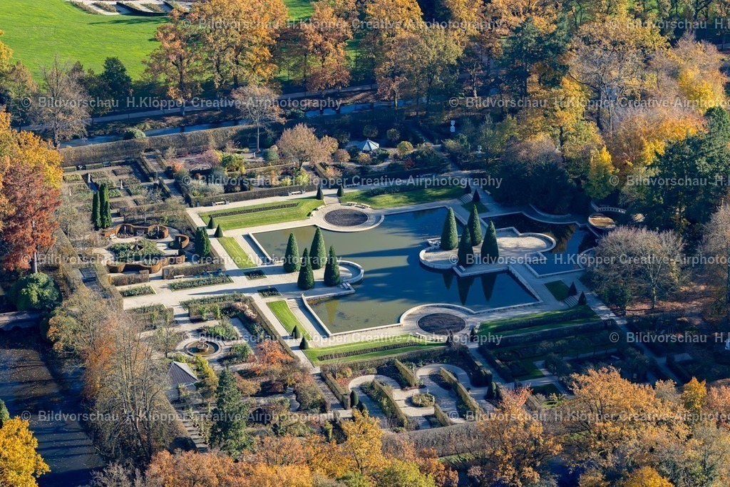 Luftbilder Arcen Limburg-7571 | Luftbildfotografie Herbstluftbild Wassergraben mit Wasserschloß Schloss Kasteeltuinen Arcen in Arcen in Limburg, Niederlande - Realisiert mit Pictrs.com