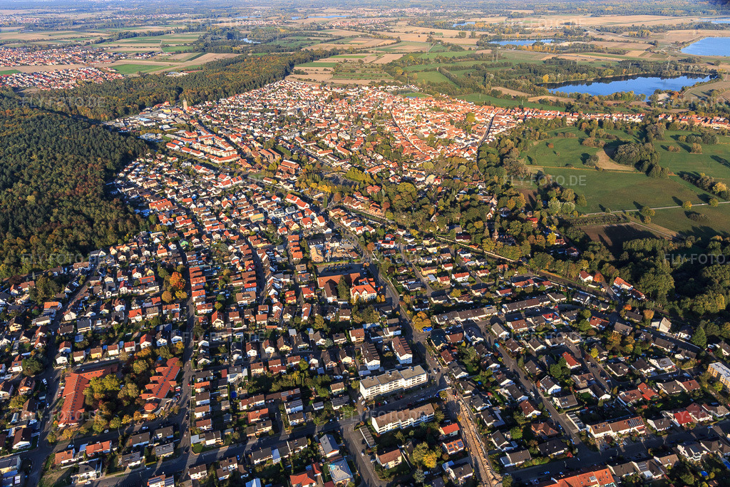 Luftbild: Ortsansicht von Westen in Jockgrim im Bundesland Rheinland-Pfalz in Deutschland. Foto: IMG_123328.jpg vom 19.10.2020 durch Werner Riehm/FLY-FOTO.de