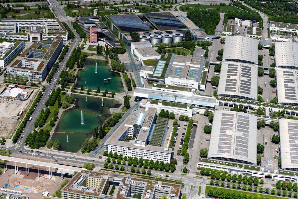 dr__0097107.jpg | MüNCHEN 19.05.2022 Ausstellungsgelände und Messehallen an der Straße Am Messesee im Ortsteil Trudering-Riem in München im Bundesland Bayern, Deutschland. Weiterführende Informationen bei: JAHN ARCHITECTURE, Inc.,  MESSE MÜNCHEN GMBH. // Exhibition grounds and exhibition halls in the district on street Am Messesee of Trudering-Riem in Munich in the state Bavaria, Germany. Further information at: JAHN ARCHITECTURE, Inc.,  MESSE MUeNCHEN GMBH. Foto: Daniel Reiter