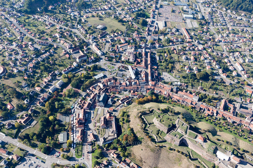 Vue aérienne: Vue de la ville à Bitche dans le département Moselle, France. Photo: IMG_095169.jpg prise le 16/10/2016 par Werner Riehm/FLY-FOTO.euRésolution de l'original: 5472 x 3648 px