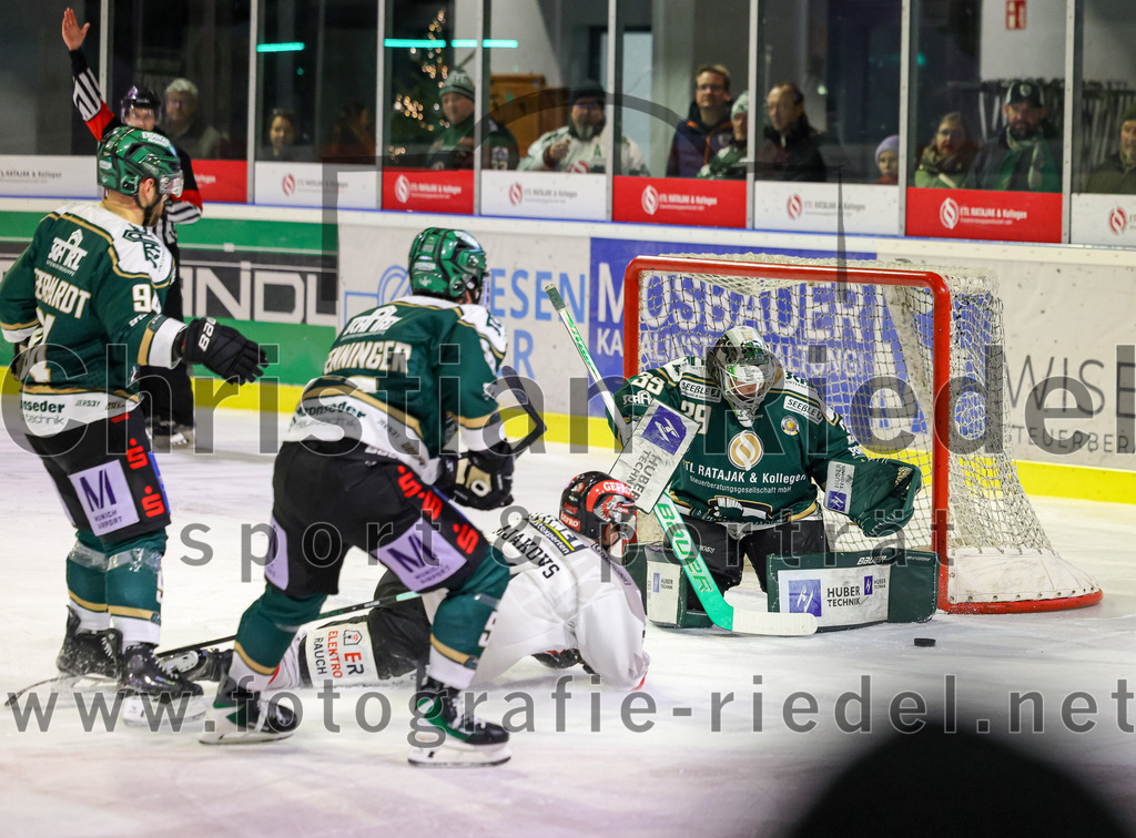 2025-12-14_051_TSV_Erding_gegen_ECDC_Memmingen_Indians | Erding, Deutschland, 14.12.2025:Eishockey, Oberliga Süd 2025 / 2026, 26. Spieltag, TSV Erding gegen ECDC Memmingen Indians, Endergebnis: 1:2Markus Eberhardt (Erding Gladiators, #94), Paul Pfenninger (Erding Gladiators, #58), Edgars Homjakovs (ECDC Memmingen Indians, #71), Torwart Leon Meder (Erding Gladiators, #39)Foto: Christian Riedel / fotografie-riedel.net