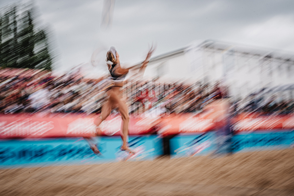Beachvolleyball | Frauen | Allianz German Beach Tour 2025 | Tourstop Berlin | 24.08.2025 | Langzeitbelichtung Melanie Paul beim Aufschlag