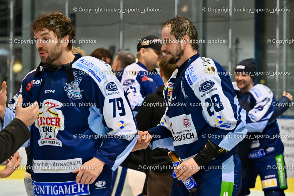 ESC SOCCERZONE STEINDORF vs. 1. EHC Althofen | #79 Petrik Benjamin ESC Steindorf, #28 Bacher Stefan ESC Steindorf, ESC SOCCERZONE STEINDORF vs. 1. EHC Althofen, Siegerehrung ESC SOCCERZONE STEINDORF & 1. EHC Althofen am 08.03.2025 in Steindorf (Ossiachersee Halle), Austria, (Photo by Bernd Stefan)