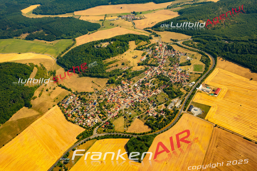 Aktuelles Luftbild von Henneburg Meiningen - Die Luftaufnahme wurde 2022 mittels UL-Flugzeug erstellt ( keine Drohne ) - hochauflösende Kamera-Systeme von  Canon -Beste Qualität - Für grossformatige Ausdrucke geeignet. Die Geschenkidee !