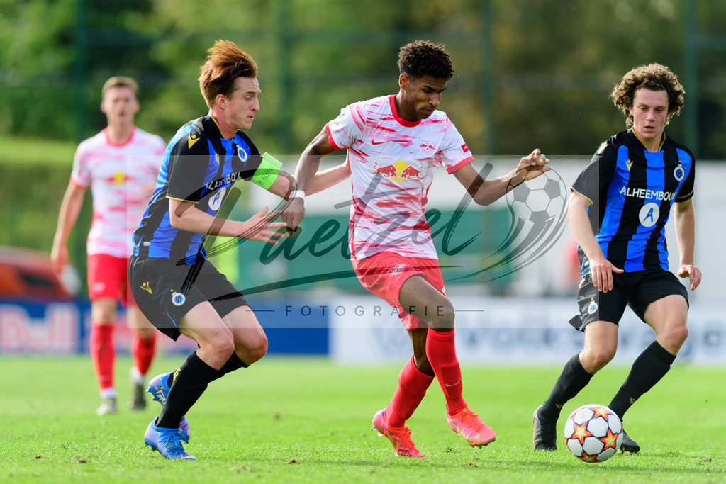 YLLEBR20210928_032 | Fussball, A-Junioren: Xander Blomme (Club Brugge KV) und Sanoussy Ba (RB Leipzig) im Zweikampf beim Spiel der UEFA Youth League zwischen RB Leipzig und FC Bruegge im Stadion am Cottaweg am 28.09.2021 in Leipzig, Deutschland. - Realisiert mit Pictrs.com