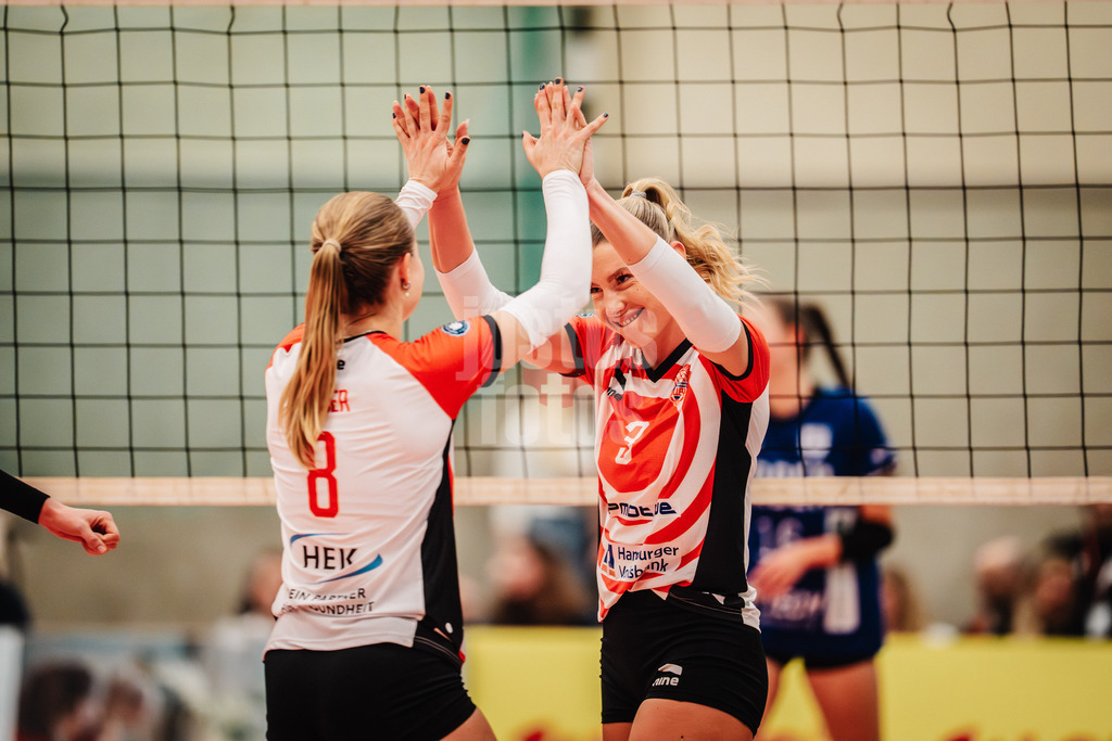 Volleyball | Frauen | Saison 2025/2026 | Volleyball Bundesliga | ETV Hamburger Volksbank Volleys vs. Binder Blaubären TSV Flacht | 06.12.2025 | v.l. Zoe Konjer (#8, ETV Hamburger Volksbank Volleys) und Lina Köster (#3, ETV Hamburger Volksbank Volleys) klatschen ein