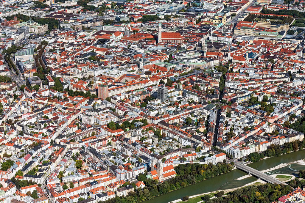 dr__0092857.jpg | MüNCHEN 01.10.2021 Altstadtbereich und Innenstadtzentrum in München im Bundesland Bayern, Deutschland. // Old Town area and city center in Munich in the state Bavaria, Germany. Foto: Daniel Reiter