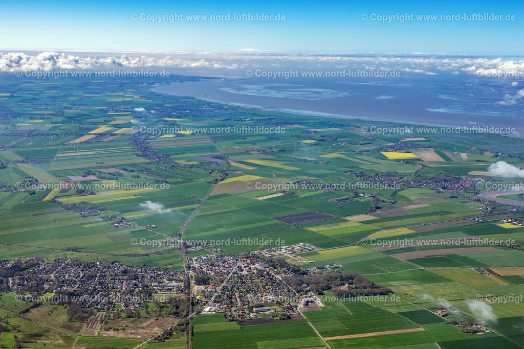 Cadenberge_ELS_0469290423 | CADENBERGE 29.04.2023 Ortsansicht am Rande von landwirtschaftlichen Feldern und Nutzflächen in Cadenberge im Bundesland Niedersachsen, Deutschland. // Village view on the edge of agricultural fields and land in Cadenberge in the state Lower Saxony, Germany. Foto: Martin Elsen