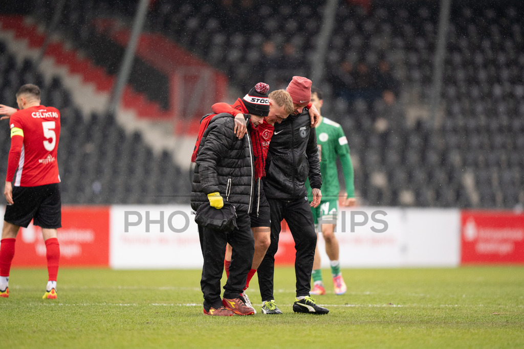 SG Sonnenhof Grossaspach vs. FC 08 Homburg, Fussball, Regionalliga Suedwest, 26. Spieltag, 28.03.2026 | Luka Janes (SG Sonnenhof Grossaspach, #28) wird nach Verletzung ausgewechselt,SG Sonnenhof Grossaspach vs. FC 08 Homburg, Fussball, Regionalliga Suedwest, 26. Spieltag, 28.03.2026