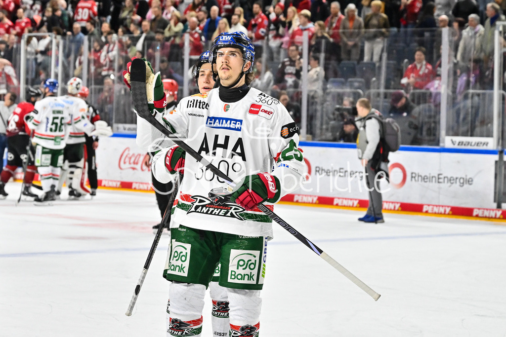 Kölner Haie - Augsburger Panther | KÖLN, DEUTSCHLAND - 04. MÄRZ: die Spieler der Panther bedanken sich bei den mitgereisten Fans nach dem Match zwischen den Kölner Haien und den Augsburger Panthern am 48. Spieltag der Penny DEL in der Lanxess Arena / Christian HANKE (Augsburger Panther 25)